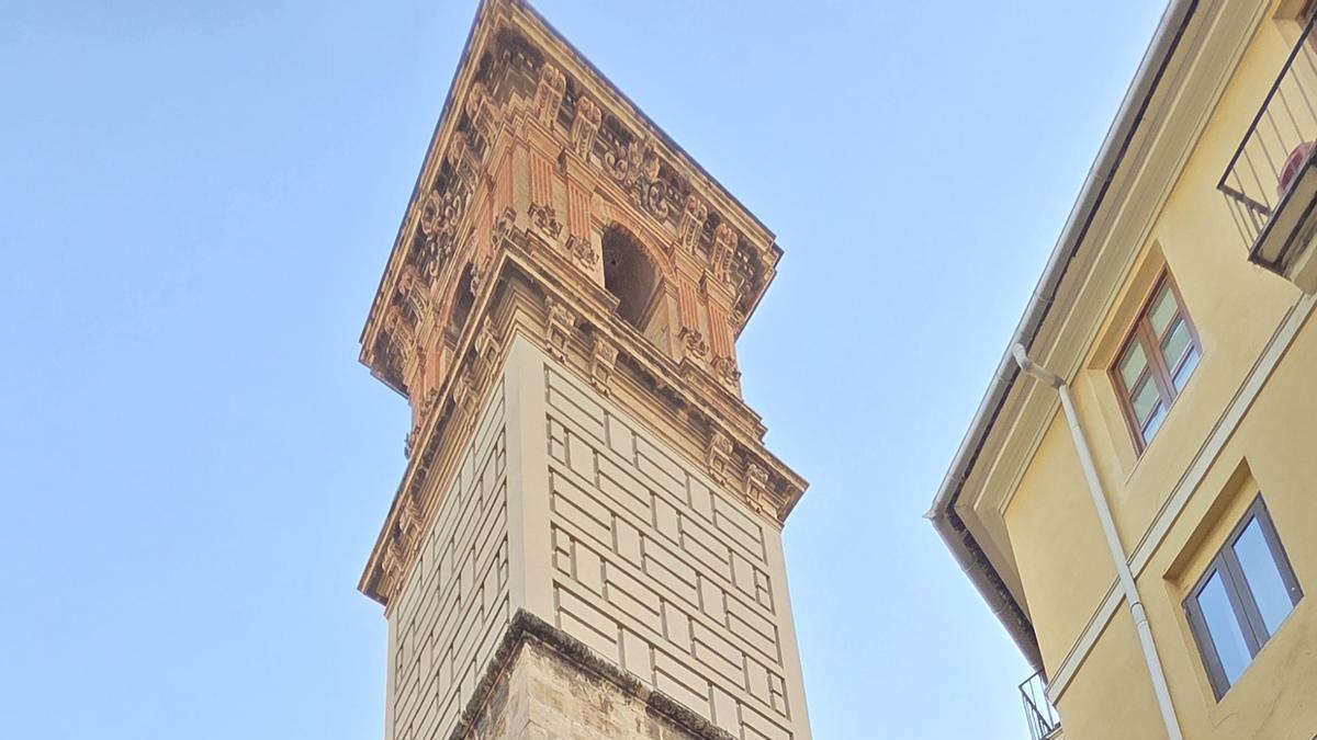 Primer plano del campanario
