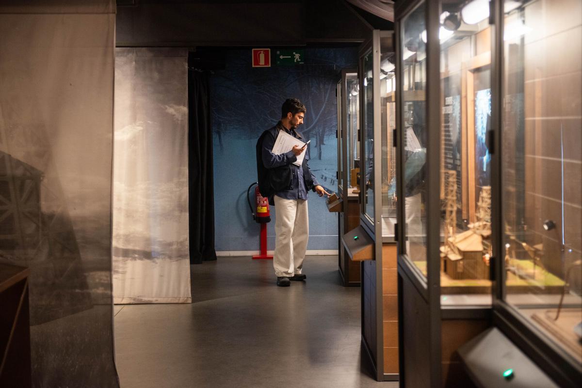 La muestra itinerante, organizada por la Fundación La Caixa, recorre la vida y obra del ingeniero serbio, figura clave en la historia de la ciencia gracias al desarrollo de inventos que marcaron el siglo XX.