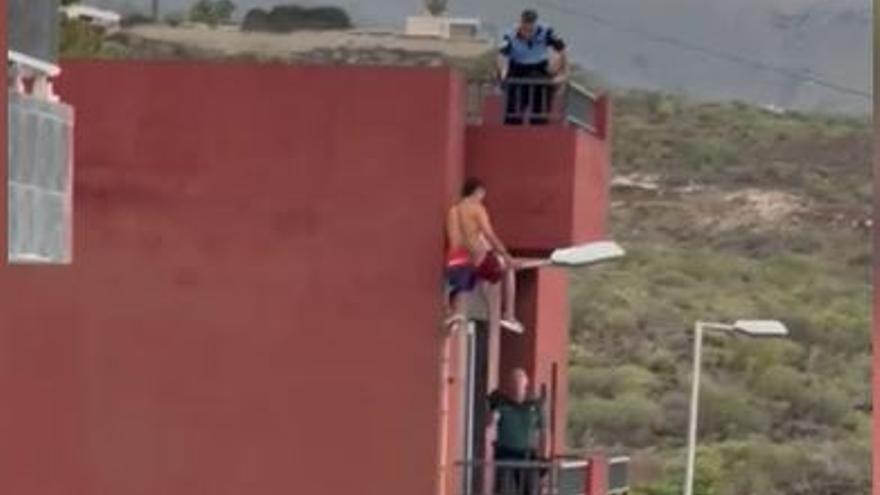 Un ocupa herido sube a una farola para huir de los policías en Tenerife