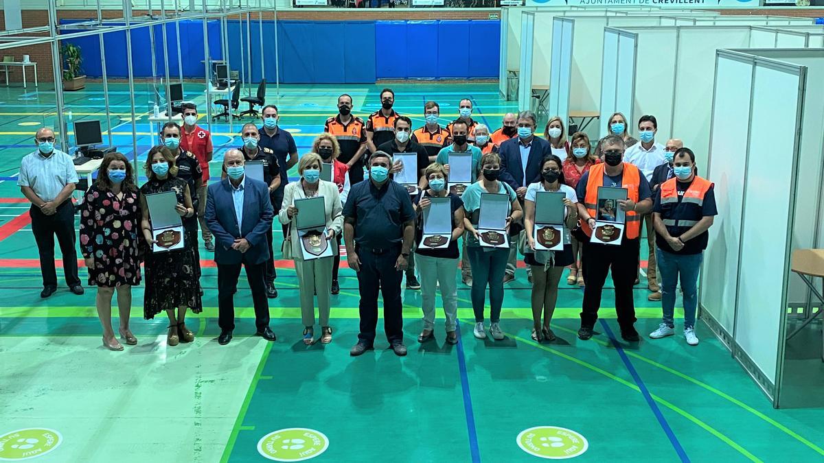 Foto grupal tomada ayer, 28 de septiembre, durante el acto de homenaje en el Polideportivo Félix Candela de Crevillent