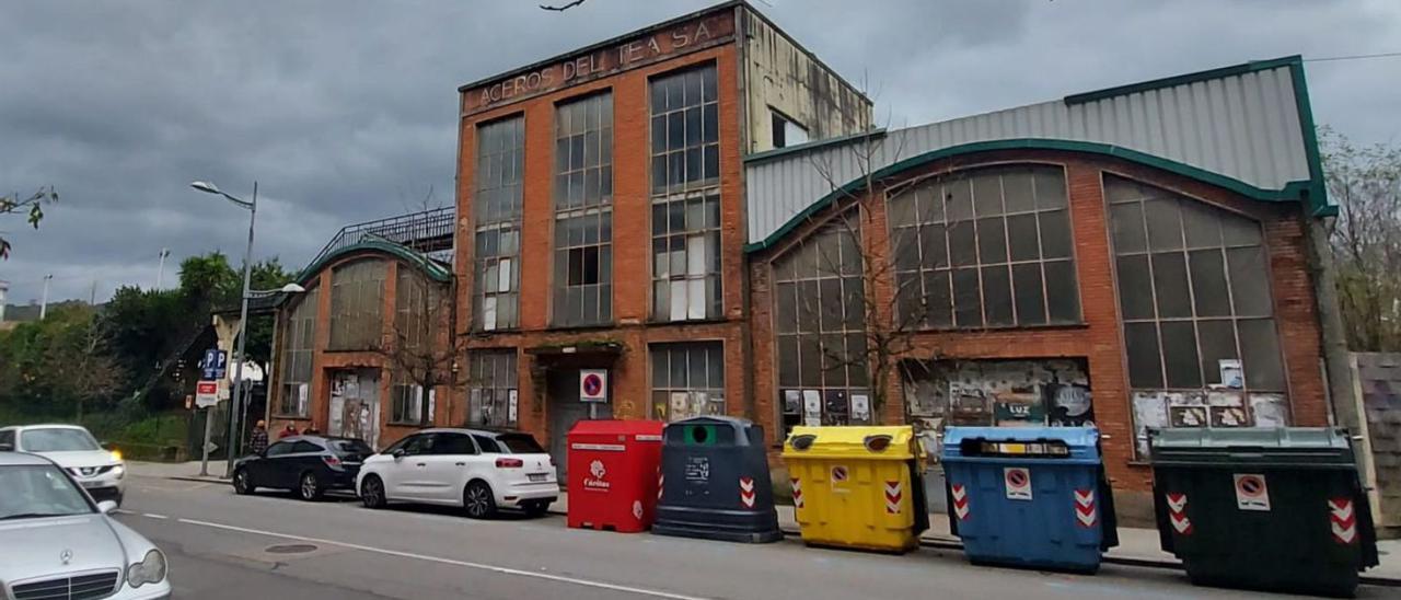 Edificio de Aceros del Tea, en el entorno de Granitos en Ponteareas. |  // D.P