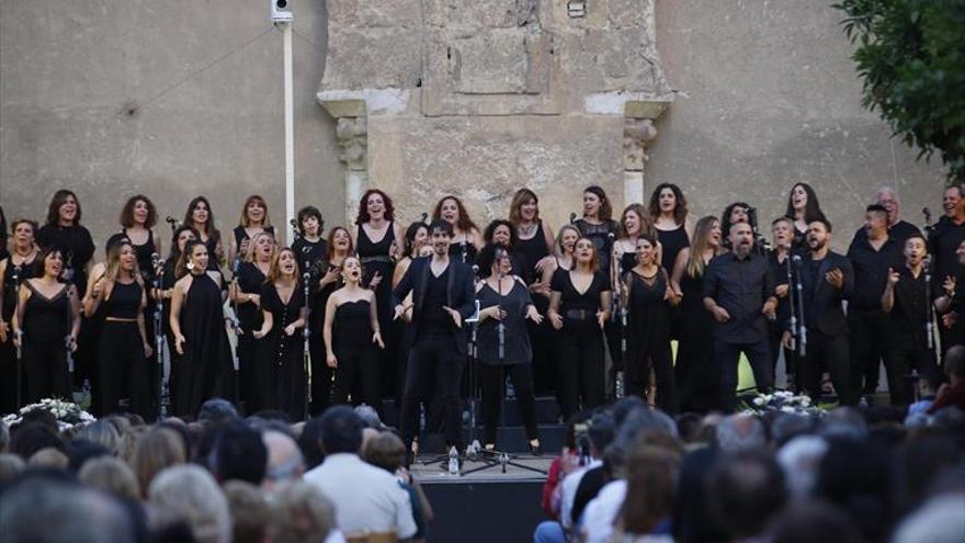El coro Gospel Córdoba llena de música el Patio de los Naranjos