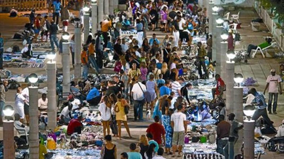 El mercado de manteros que El Vendrell ha habilitado en la plaza de la Lluna, el domingo pasado.