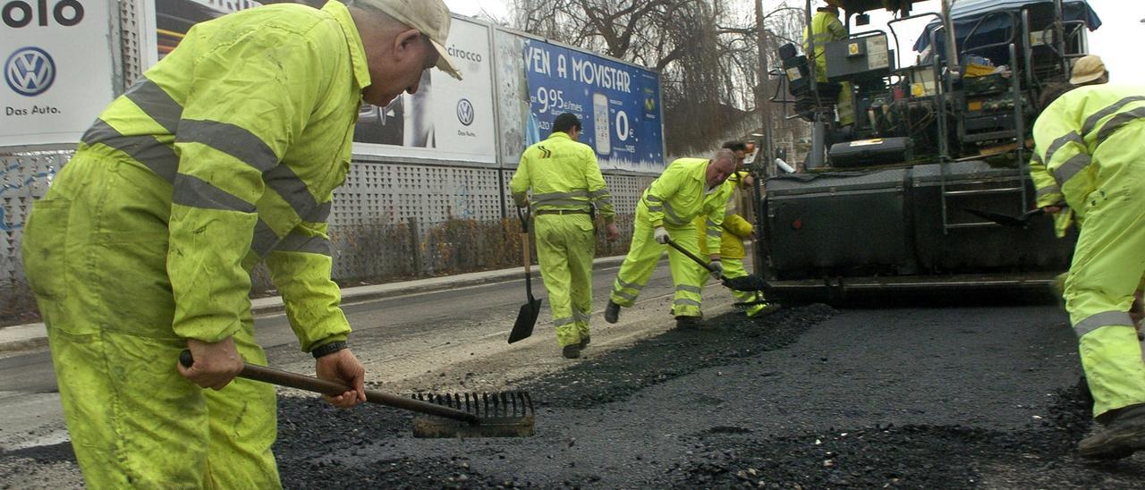 Trabajos de asfaltado en una calle de Vigo. / FDV