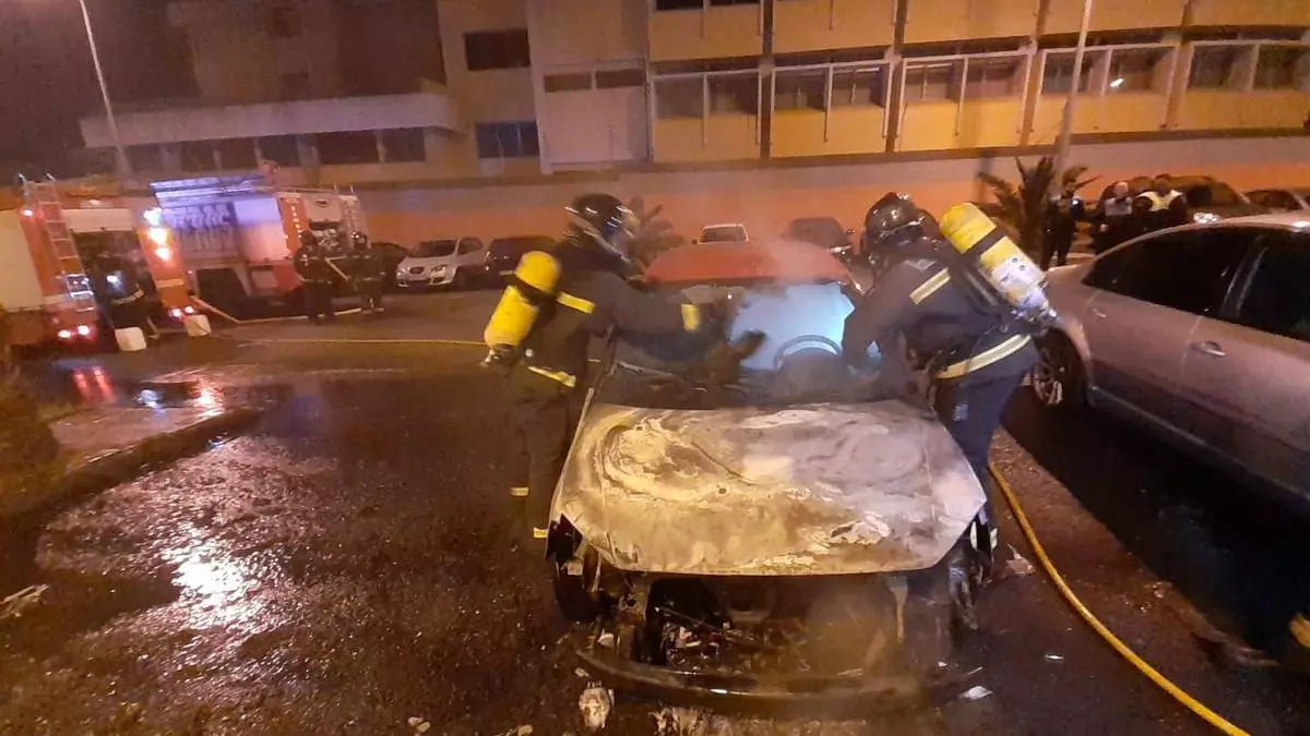 Arde un coche en Las Palmas de Gran Canaria