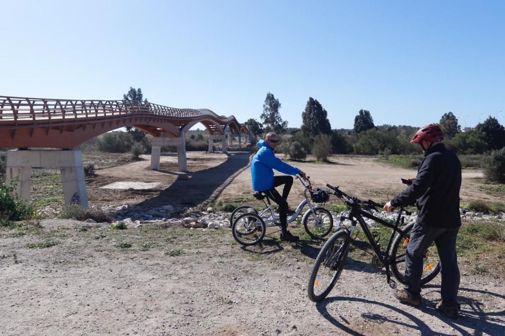 Sin fecha oficial para su apertura, la pasarela de madera que conecta la rotonda junto al Estadio de Atletismo y el Martín Carpena con la orilla opuesta del río Guadalhorce ya está instalada.