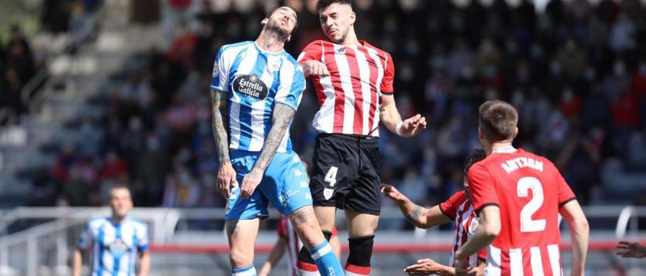 El deportivista Borja Granero salta de cabeza durante el partido disputado en Lezama el pasado 10 de abril. |  // LOF