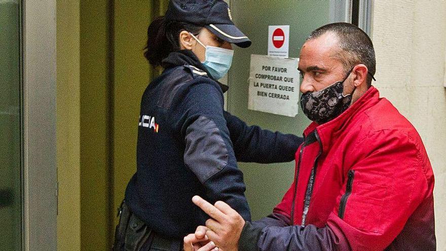 El acusado al llegar a la Audiencia Provincial de Alicante.