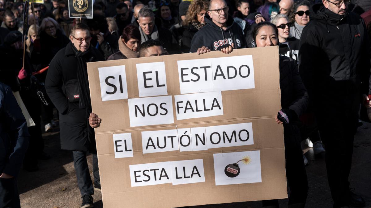 Manifestantes portan pancarta con lema 'Si el Estado nos falla, el autónomo estalla' durante la manifestación de autónomos convocados por la Plataforma por la Dignidad de los Autónomos, a 30 de noviembre de 2025, en Madrid (España). La marcha ha sido organizada para exigir “condiciones dignas de trabajo” para los empleados autónomos y denunciar lo que consideran una situación límite marcada por el incremento de costes, la elevada carga fiscal y la falta de protección social. 30 NOVIEMBRE 2025 TRABAJADORES AUTÓNOMOS Diego Radamés / Europa Press 30/11/2025. Diego Radamés;category_code_new