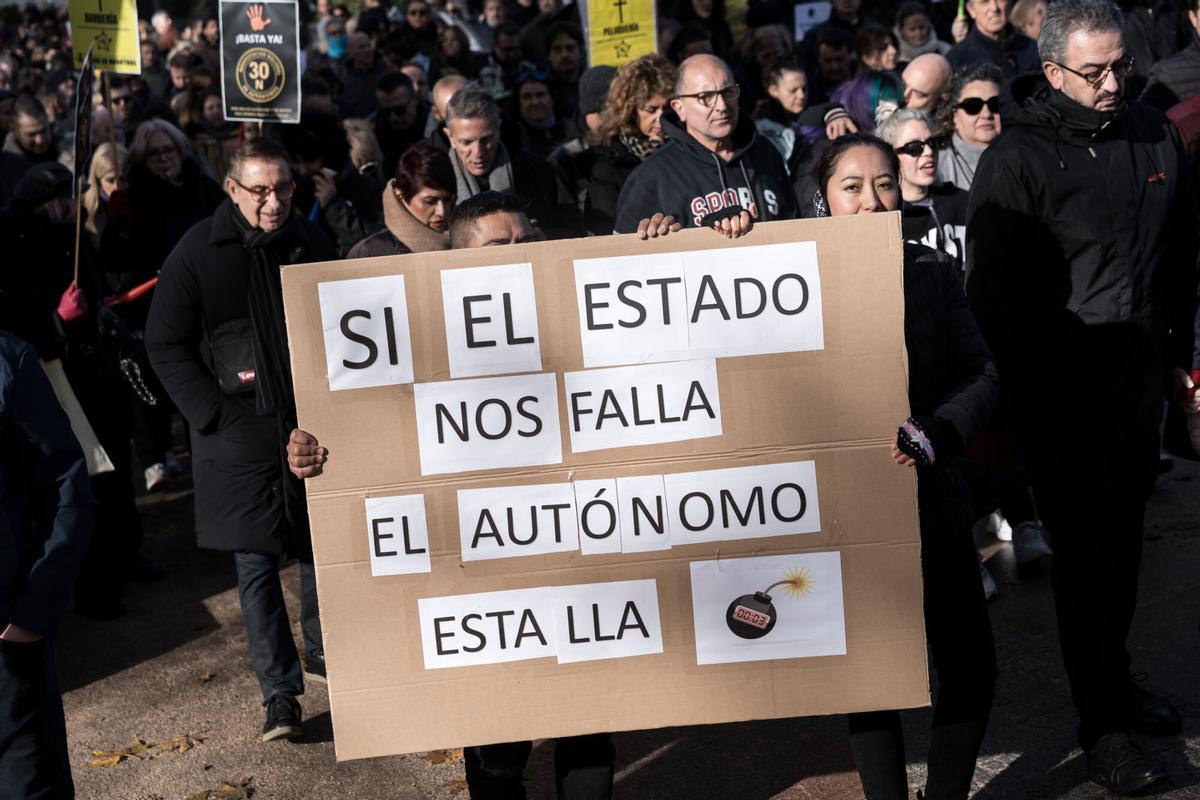 Manifestantes portan pancarta con lema 'Si el Estado nos falla, el autónomo estalla' durante la manifestación de autónomos convocados por la Plataforma por la Dignidad de los Autónomos, a 30 de noviembre de 2025, en Madrid (España). La marcha ha sido organizada para exigir “condiciones dignas de trabajo” para los empleados autónomos y denunciar lo que consideran una situación límite marcada por el incremento de costes, la elevada carga fiscal y la falta de protección social. 30 NOVIEMBRE 2025 TRABAJADORES AUTÓNOMOS Diego Radamés / Europa Press 30/11/2025. Diego Radamés;category_code_new
