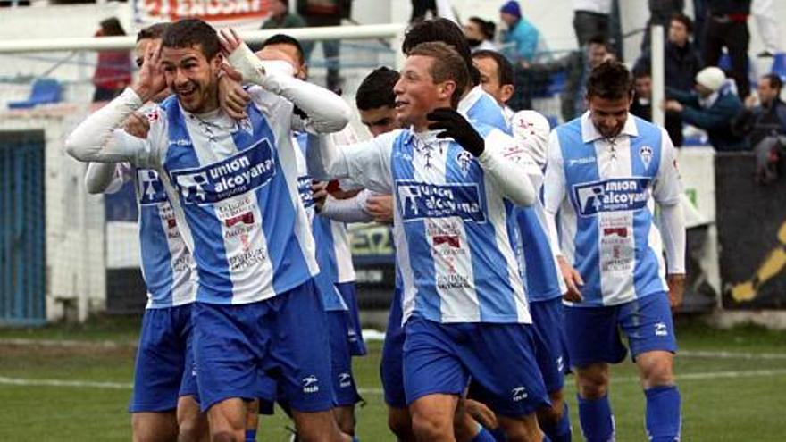 El delantero del Alcoyano Pau Franch celebra junto a sus compañeros el primer gol del partido frente al Alicante, disputado ayer en el campo de El Collao