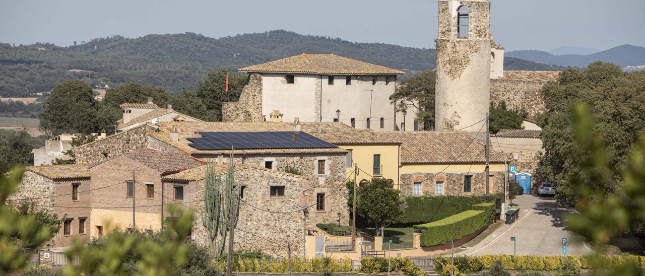 Una imatge actual del castell de Brunyola, situat al mig del nucli antic i bé cultural d’interès nacional.