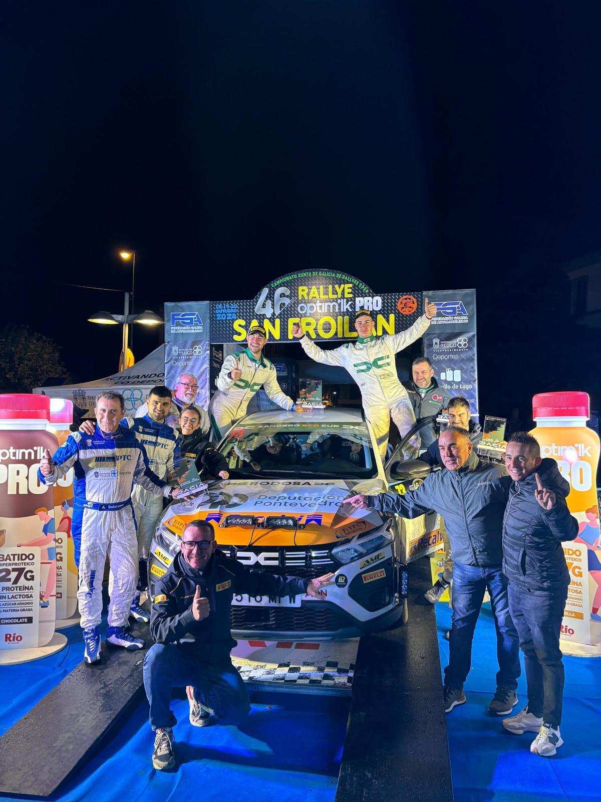 Todo el equipo, en el podio del Rallye de San Froilán.