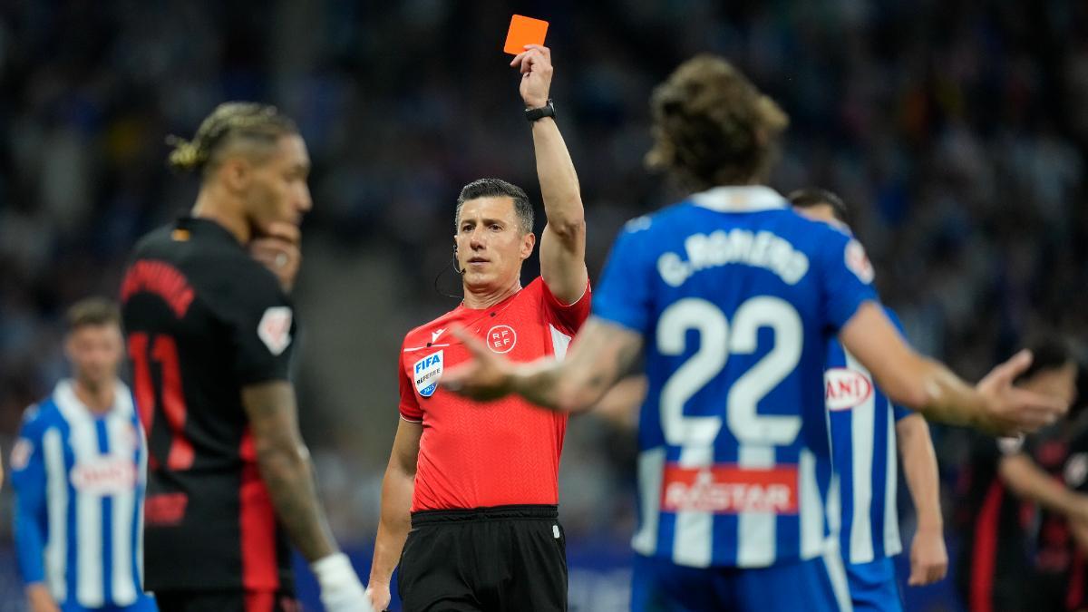 Soto Grado expulsó a Cabrera por una agresión sobre Lamine