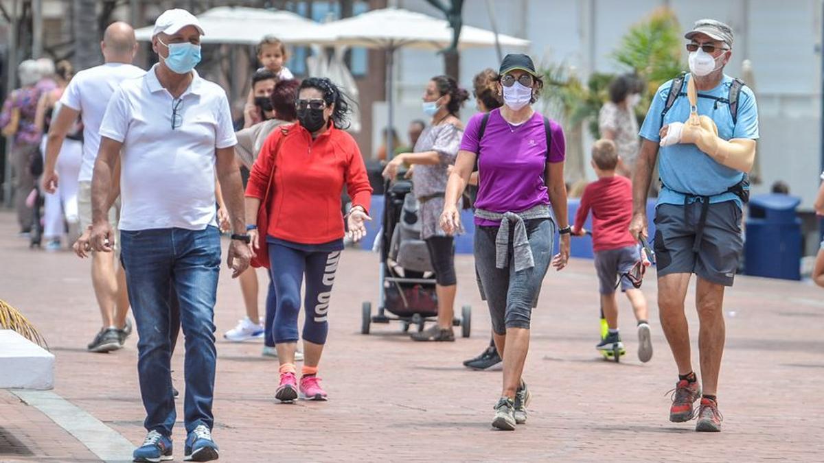 Ciudadanos con mascarilla en Canarias.