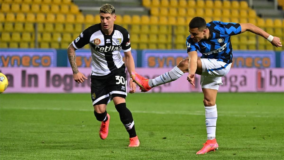 Alexis Sánchez en la acción de su primer gol ante el Parma