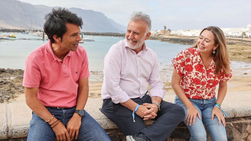 La secretaria insular y candidata a la repetir como presidenta del Cabildo de Lanzarote, Dolores Corojo, el candidato a la Presidencia de Canarias, Ángel Víctor Torres, y el candidato a la alcaldía de Teguise, Marcos Bergaz