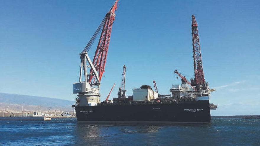 El Pioneering Spirit abandonando las instalaciones del puerto de Granadilla.