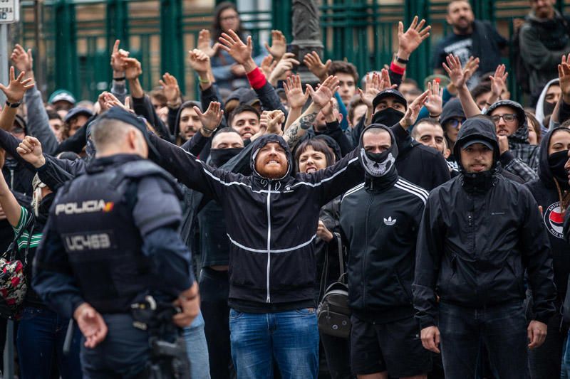 9 d'Octubre: Tensión en las manifestaciones en el centro de València