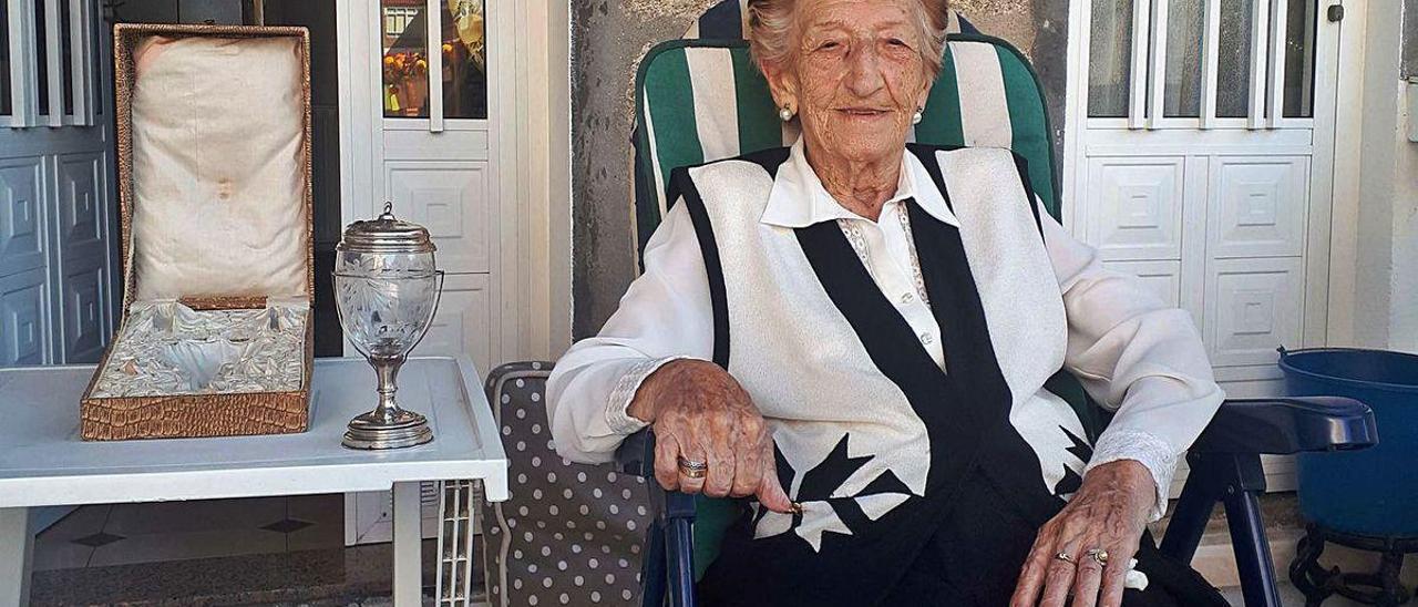 Ramona Alonso, en la terraza de su casa junto al cáliz, regalo del arzobispo Lago.