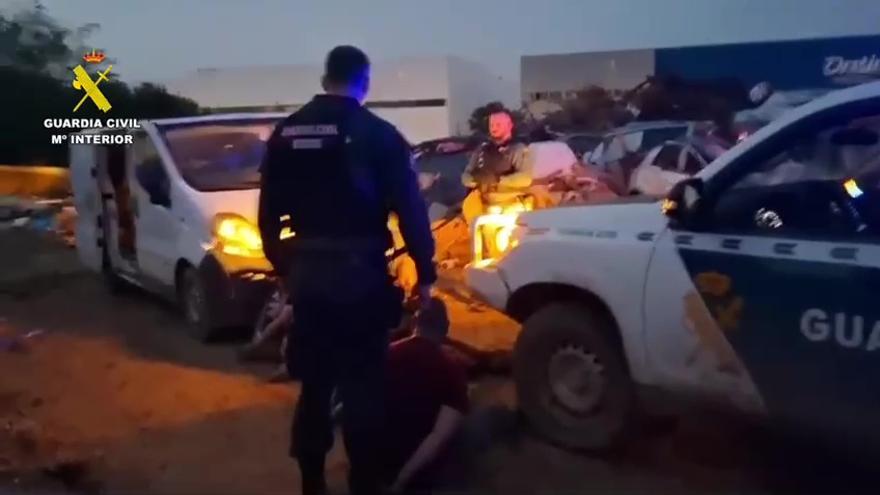 Detienen a cinco personas pilladas in fraganti mientras robaban en un contenedor de llantas que arrastró la corriente