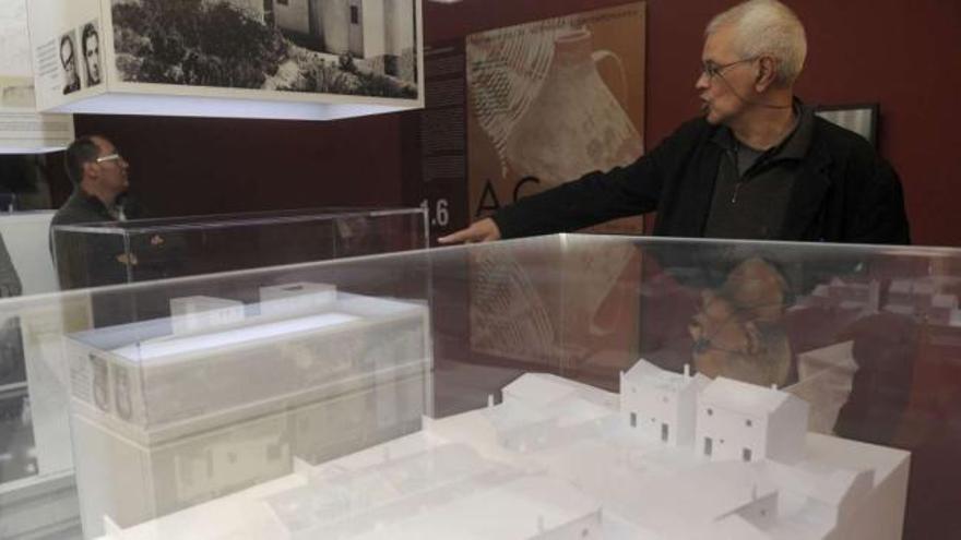 El arquitecto Pedro de Llano, ayer, durante la inauguración de la exposición &#039;Compañeros de oficio&#039;. / carlos pardellas