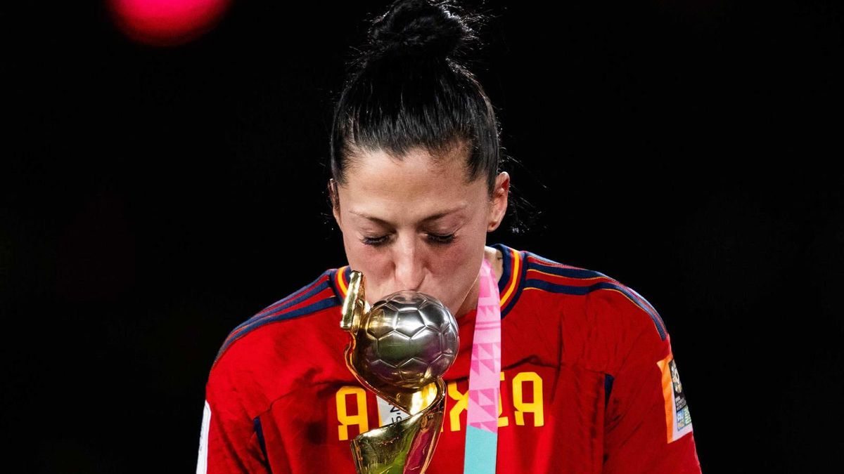Jenni Hermoso celebra el Mundial de Fútbol Femenino conseguido en Sydney ante Inglaterra.
