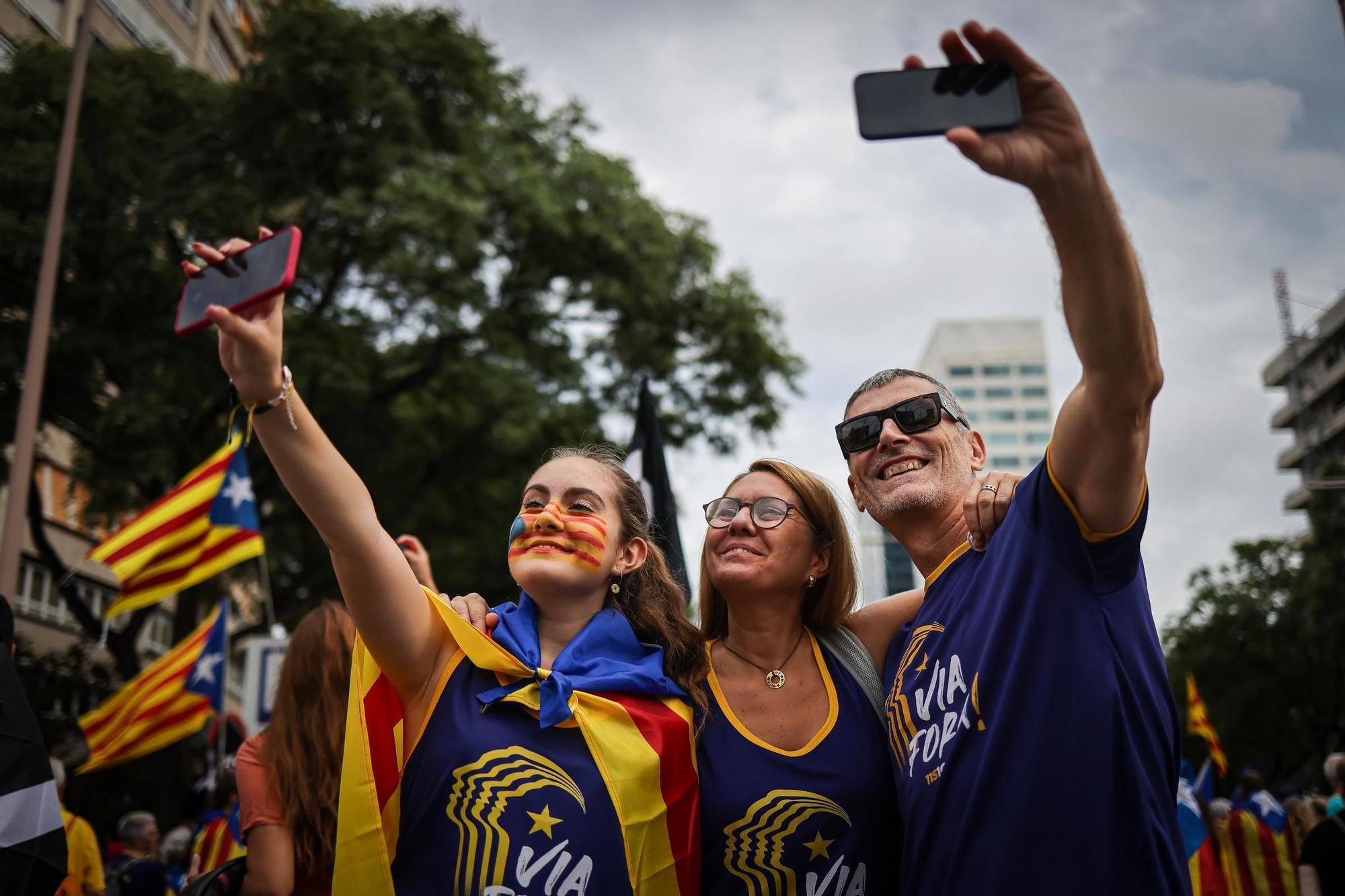 Arrenca la manifestació convocada per l'ANC per la Diada a Barcelona amb el lema 'Via Fora'