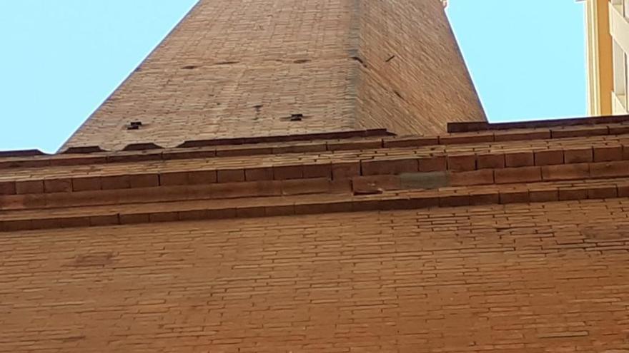 Detalle de la chimenea de La Malagueta, con roturas en la cornisa de la base, esta semana.