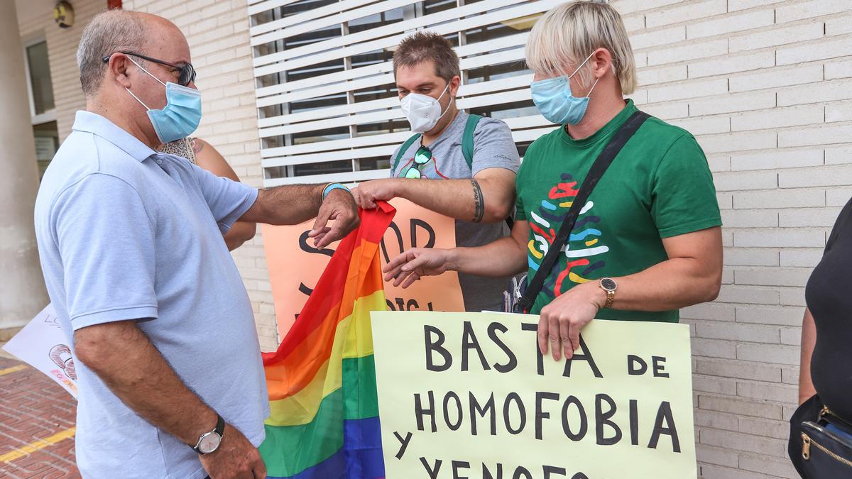 El concejal de Igualdad, Tomás Ballester (PP) junto a los miembros del colectivo LBTBI de Torrevieja en el Palacio de Justicia