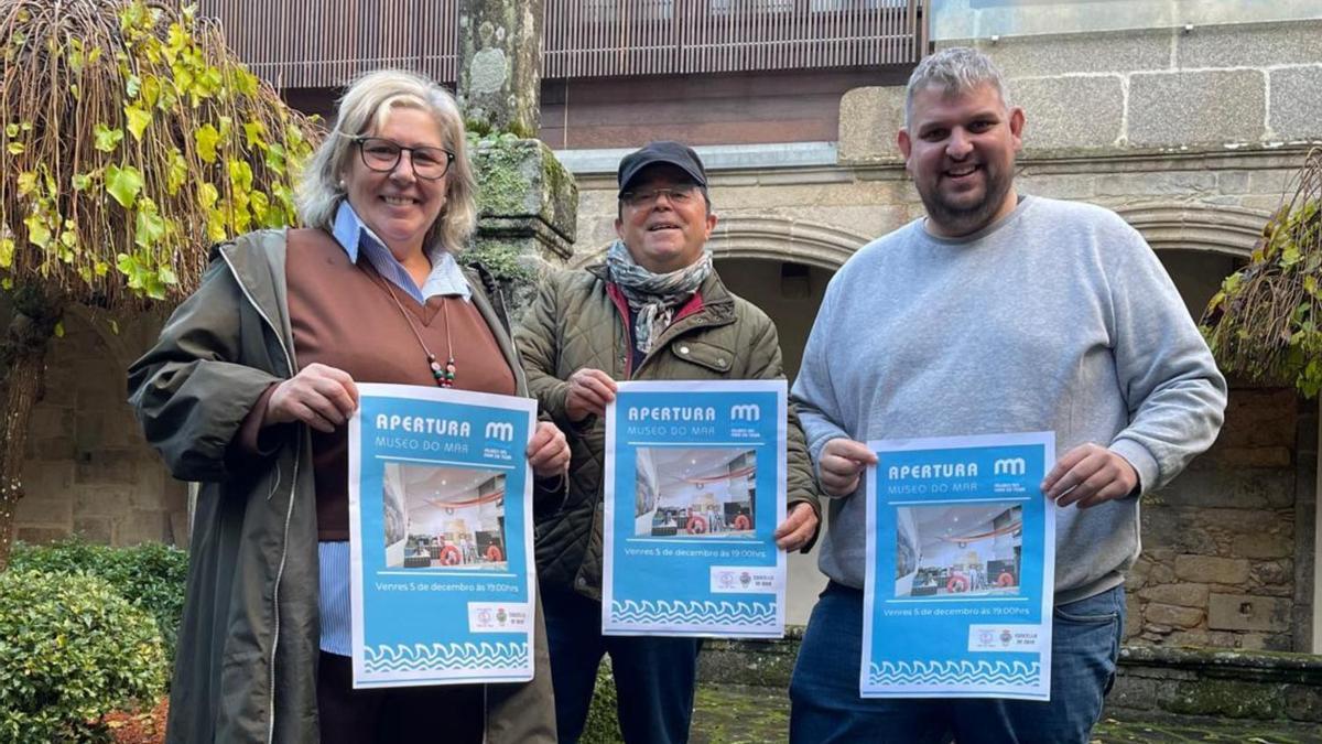 Chelo Martínez, Félix González, centro, e Manuel Seijas co cartel de reapertura.