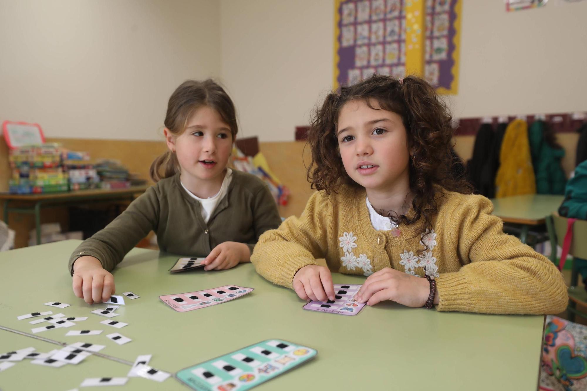 EN IMÁGENES: La serie "Los lunes, al cole" visita en Colloto el colegio José Luis Capitán