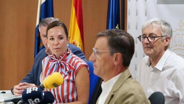 La consejera Jéssica de León; el director del Obecan, Luis Prieto (en primer término); el gerente de la Funcatra, Óscar Mata (i.); y el representante de la empresa Talent Tools Human Systems Luis Aparicio, este jueves.
