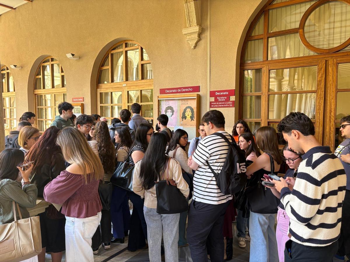 Estudiantes en el Decanato de Derecho, este martes