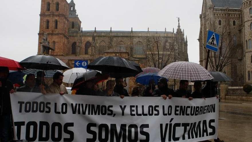 Manifestación en Astorga en febrero de 2017 de exalumnos de los seminarios para denunciar los abusos.