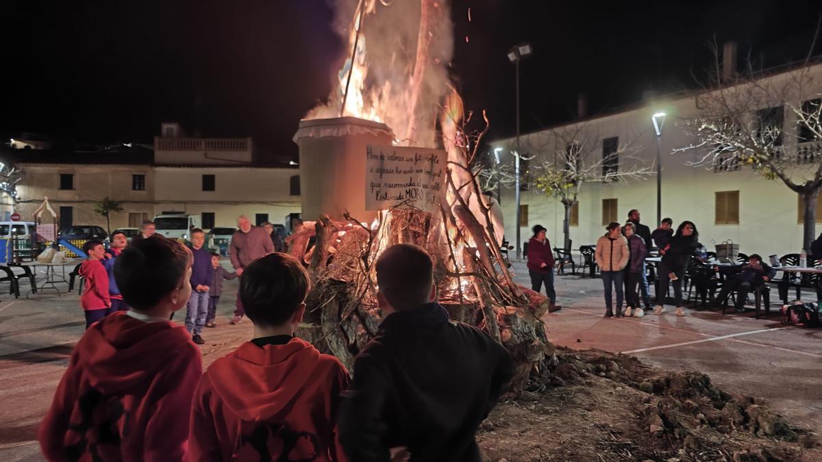 El 'fogueró' del Ayuntamiento en Sant Joan.