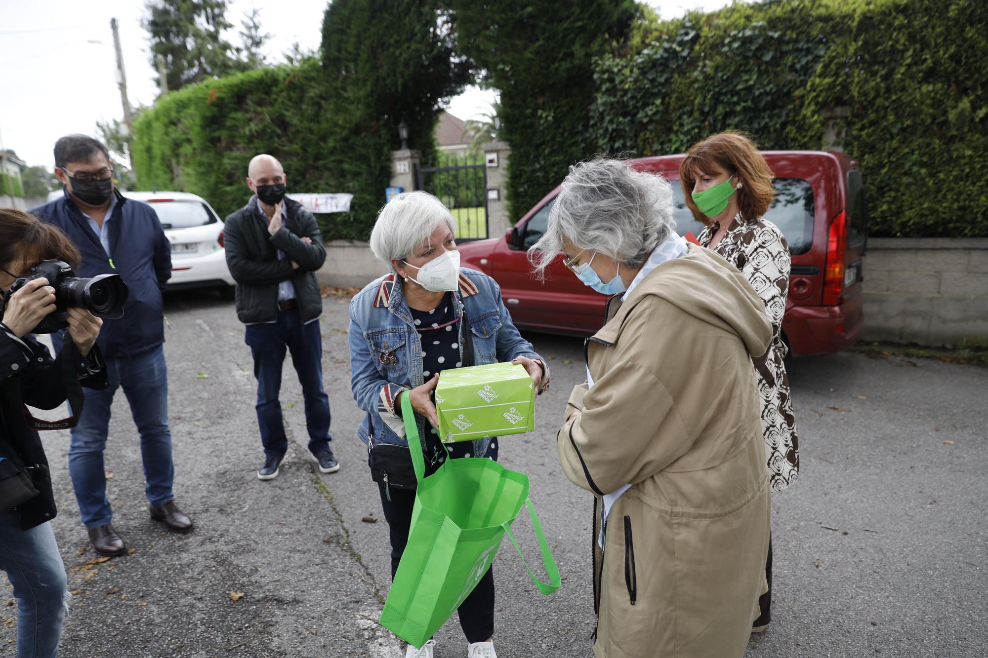 La Alcaldesa visita a los vecinos de Granda, contrarios a la ITV