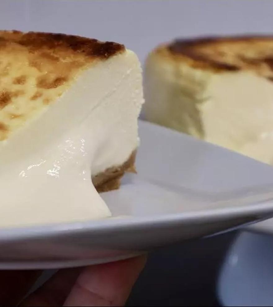 Así de fácil se prepara la tarta de queso líquida: el postre que arrasará este verano