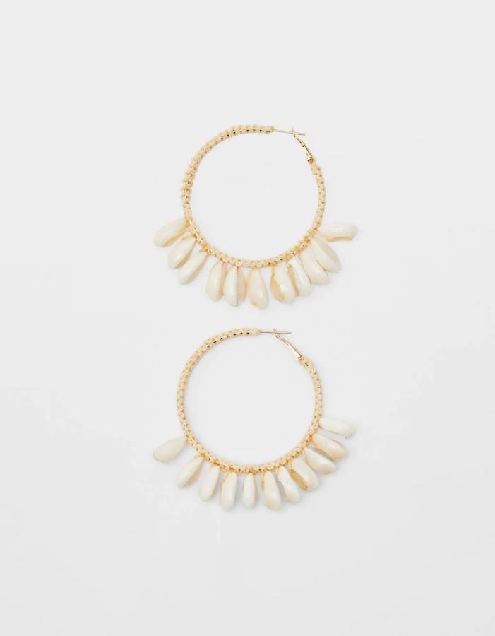 Pendientes de aro con conchas, de Bershka