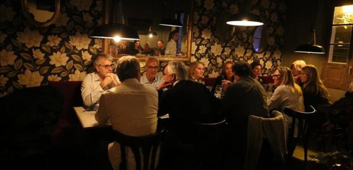 Un grupo de amigos durante una cena en un restaurante de Barcelona.