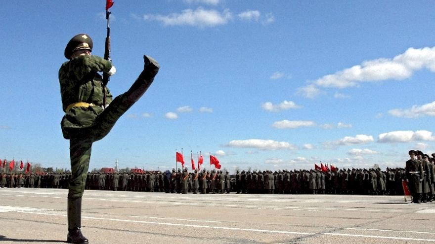 - Un soldado desfila en el pueblo de Alabino, afueras de Moscú, durante el ensayo del desfile militar que tendrá lugar en la Palza Roja el 9 de mayo para conmemorar la vistoria de la Unión Soviética sobre la Alemania Nazi en la II Guerra Mundial.