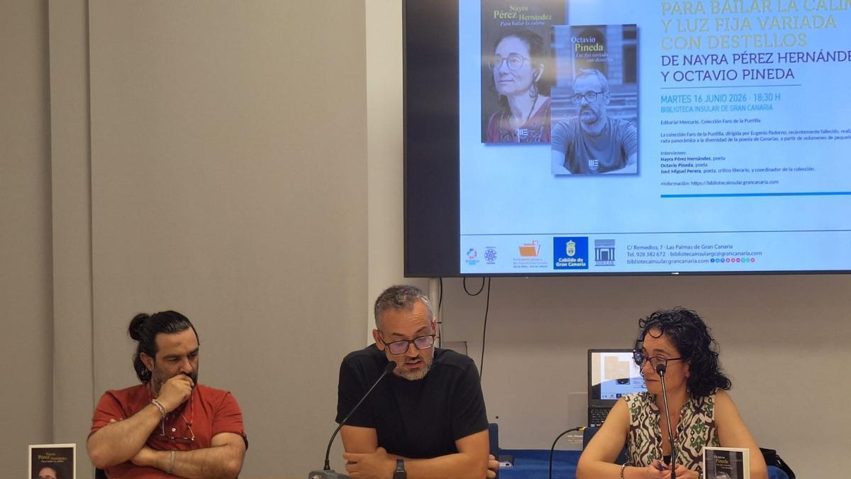 En el centro, el poeta Octavio Pineda, junto a José Miguel Perera y Nayra Pérez Hernández en la presentación del poemario.