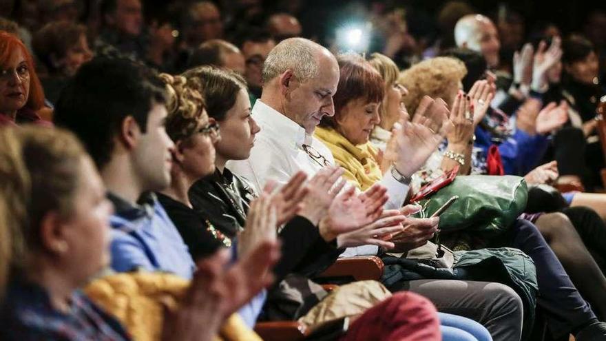 El público del Filarmónica aplaude a las modelos.