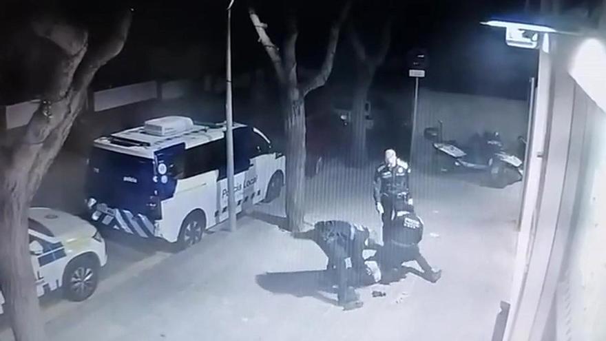 La policía local de Premià de Mar detiene a un sospechoso que amenazó de muerte a los agentes con dos cuchillos de grandes dimensiones