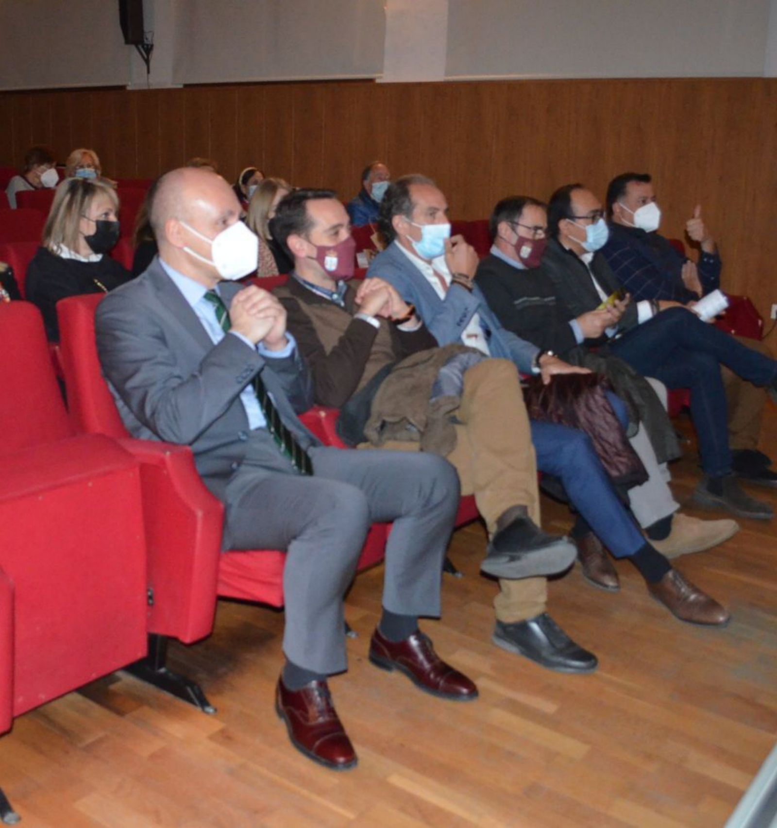 Asistentes a la charla entre los que se encuentra el gerente de La Opinión-El Correo de Zamora y el alcalde de Benavente. | E. P.