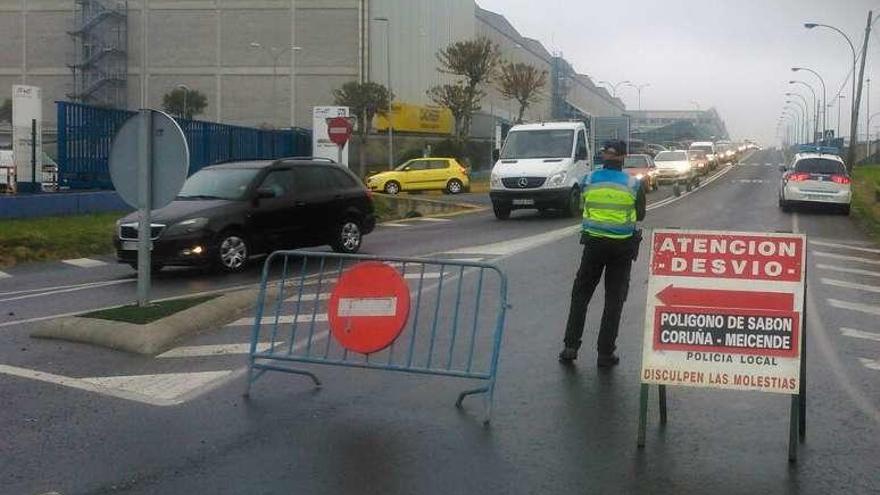 Varios vehículos circulan por las proximidades de la rotonda de la ITV.