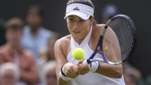 Muguruza ejecuta un golpe en su estreno en las pistas de Wimbledon