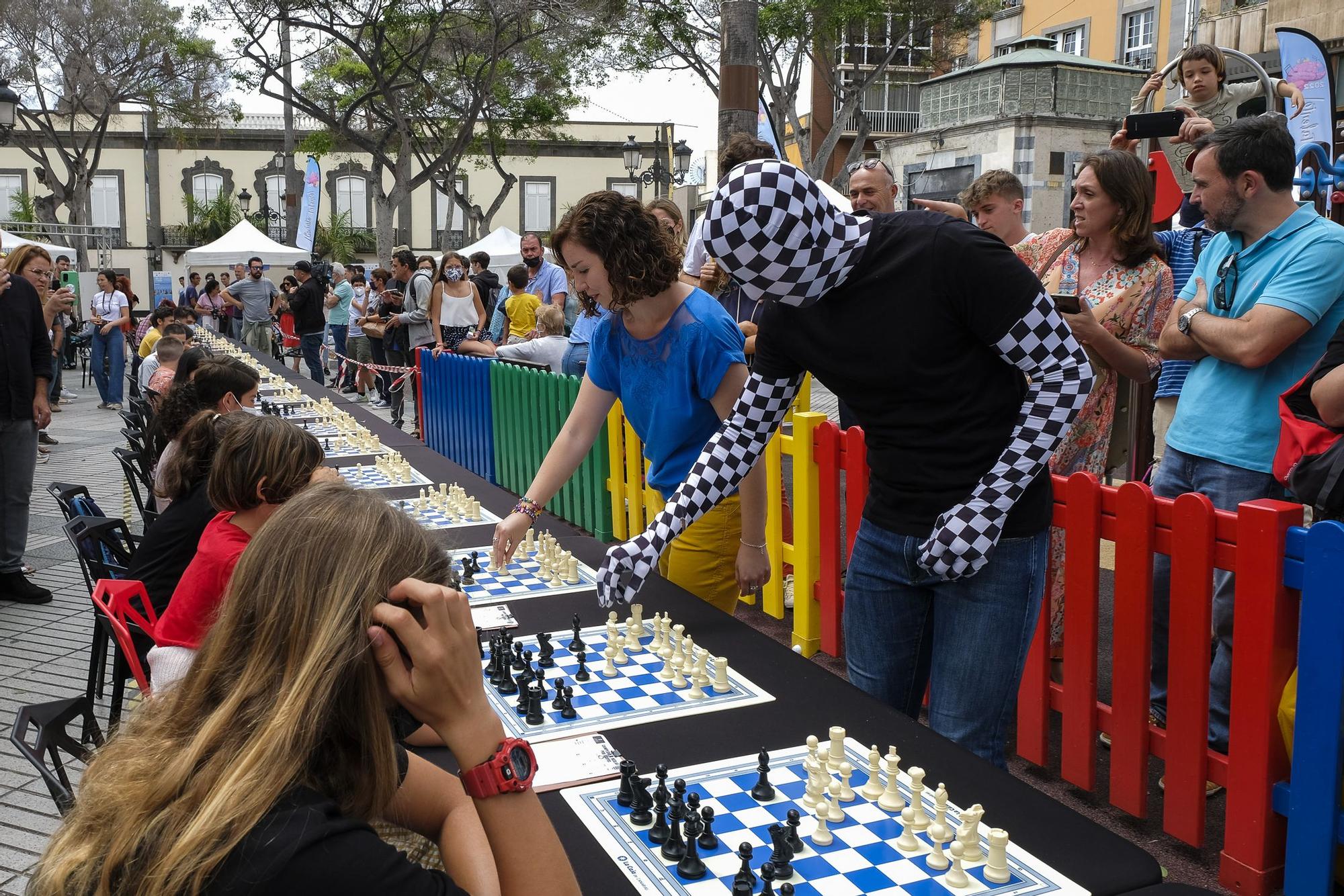 Concurso ajedrez en la Alameda de Colón con Sabrina Vega y Rey Enigma