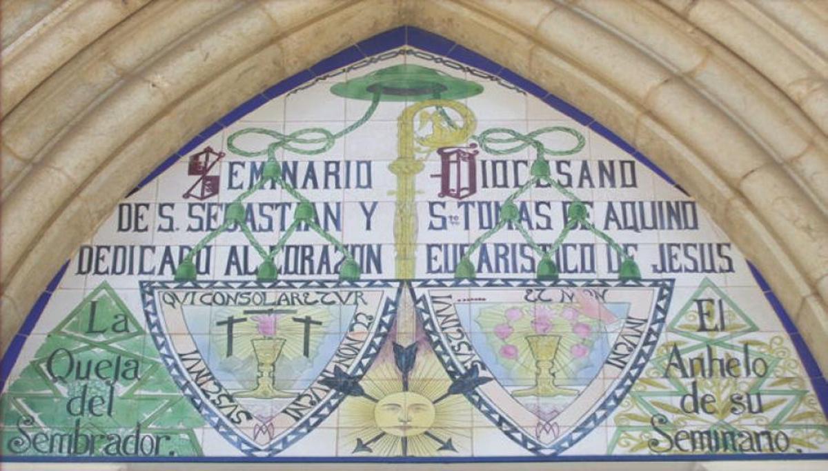 Mosaico de la puerta de entrada a la capilla del Buen Pastor, en el Seminario.