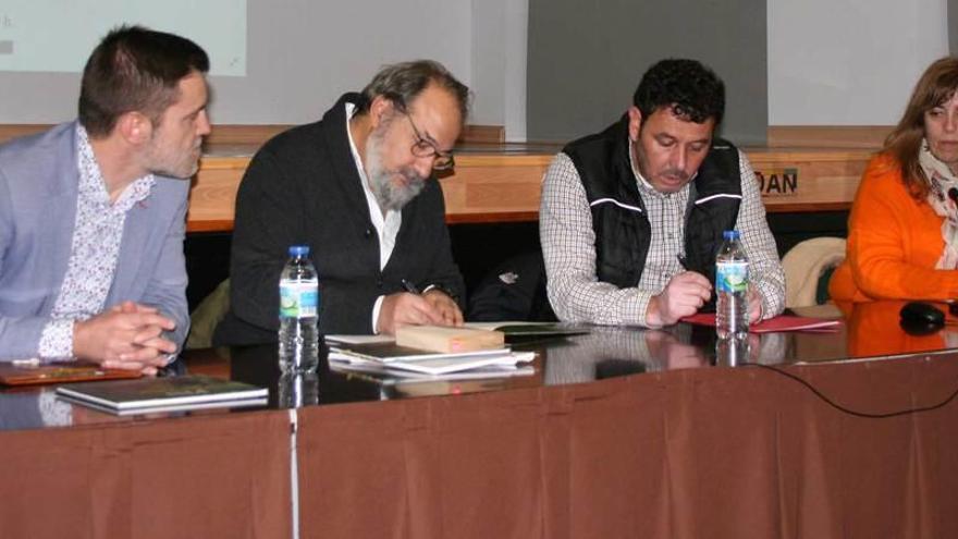 Por la izquierda, Naciu Varillas, Armando Suárez, Julio García y Silvia Martínez López, durante la presentación del libro.